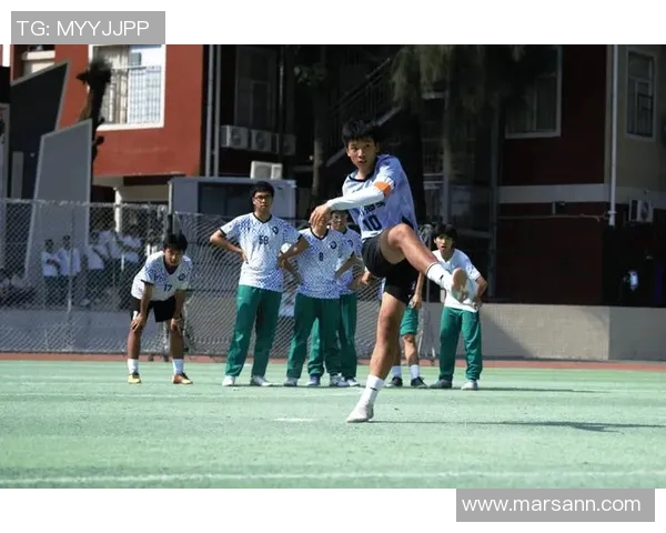 体能卓越的足球明星们如何通过训练塑造完美竞技状态与健康体魄