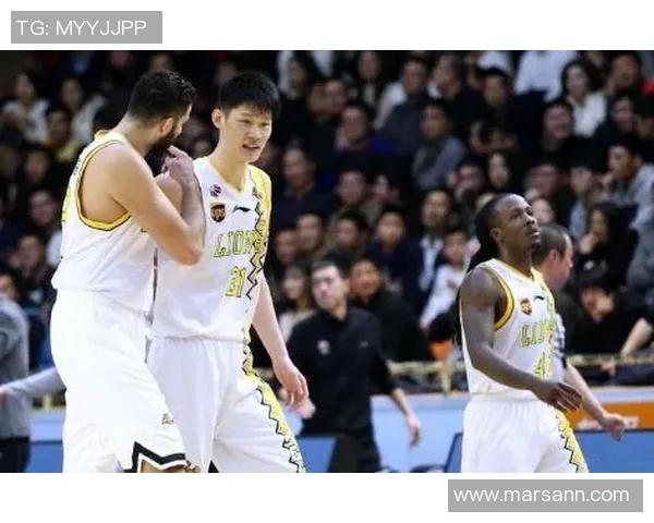 广州篮球队在选拔赛中以83分稳居积分榜首位展现强劲实力