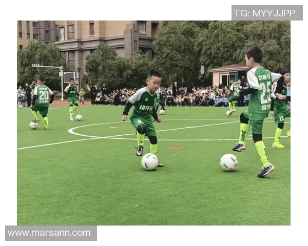 足球明星孩子们的可爱瞬间大集合让我们一起感受他们的童趣与活力